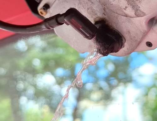 Wasser aus Pumpe läuft