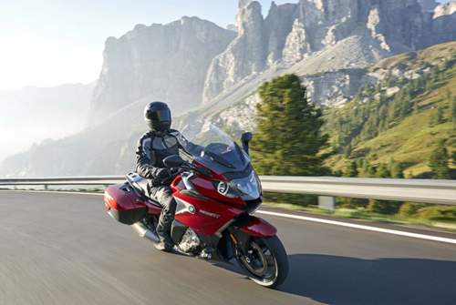 Dank ausgefeilter Aerodynamik schützt der große BMW-Tourer den Fahrer optimal vor Wind und Wetter