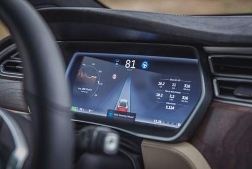 Wird "Autopilot" aktiviert, wird der Fahrer einmal kurz darauf hingewiesen, die Hände am Stuer zu lassen