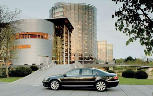 In Deutschland verkauft sich der Phaeton schlecht. Die meisten stört wohl die optische Nähe zum VW Passat