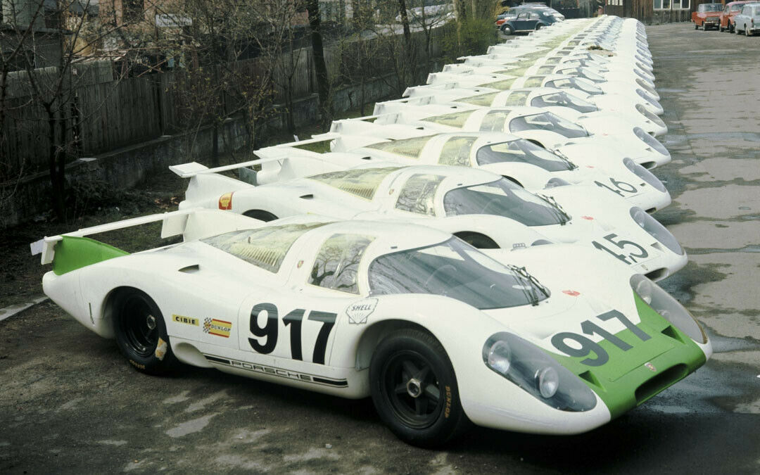 Inszenierung: 25 Homologationsfahrzeuge des 917 musste Piëch abliefern. Er präsentierte alle auf einmal