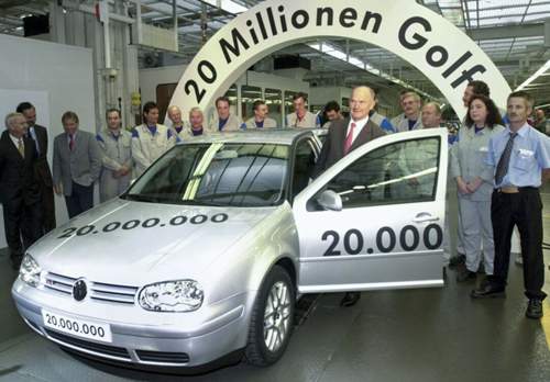 Meilenstein: Ferdinand Piëch im 20-millionsten VW Golf - ein Golf IV