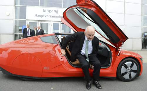 Prestige-Projekt: Ferdinand Piëch im 1-Liter-Auto VW XL1. Mit einem Prototyp des Autos erreichte er bereits im April 2002 einen Durchschnittsverbrauch von 0,89 Liter Diesel auf 100 km