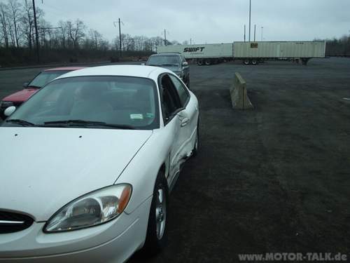 Ford-taurus-accident-001