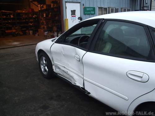 Ford-taurus-accident-003