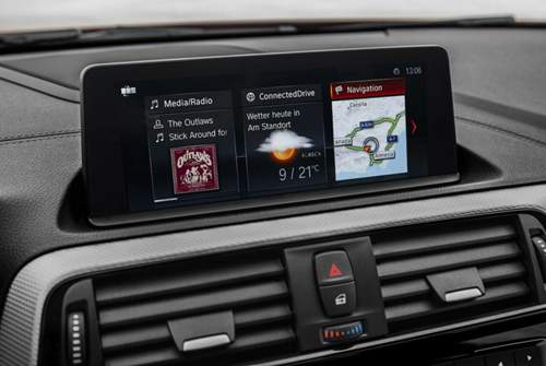 Das Infotainmentsystem verfügt über einen 8,8 Zoll großen Touchscreen mit Kacheloptik - wenn man das Navi Professional wählt