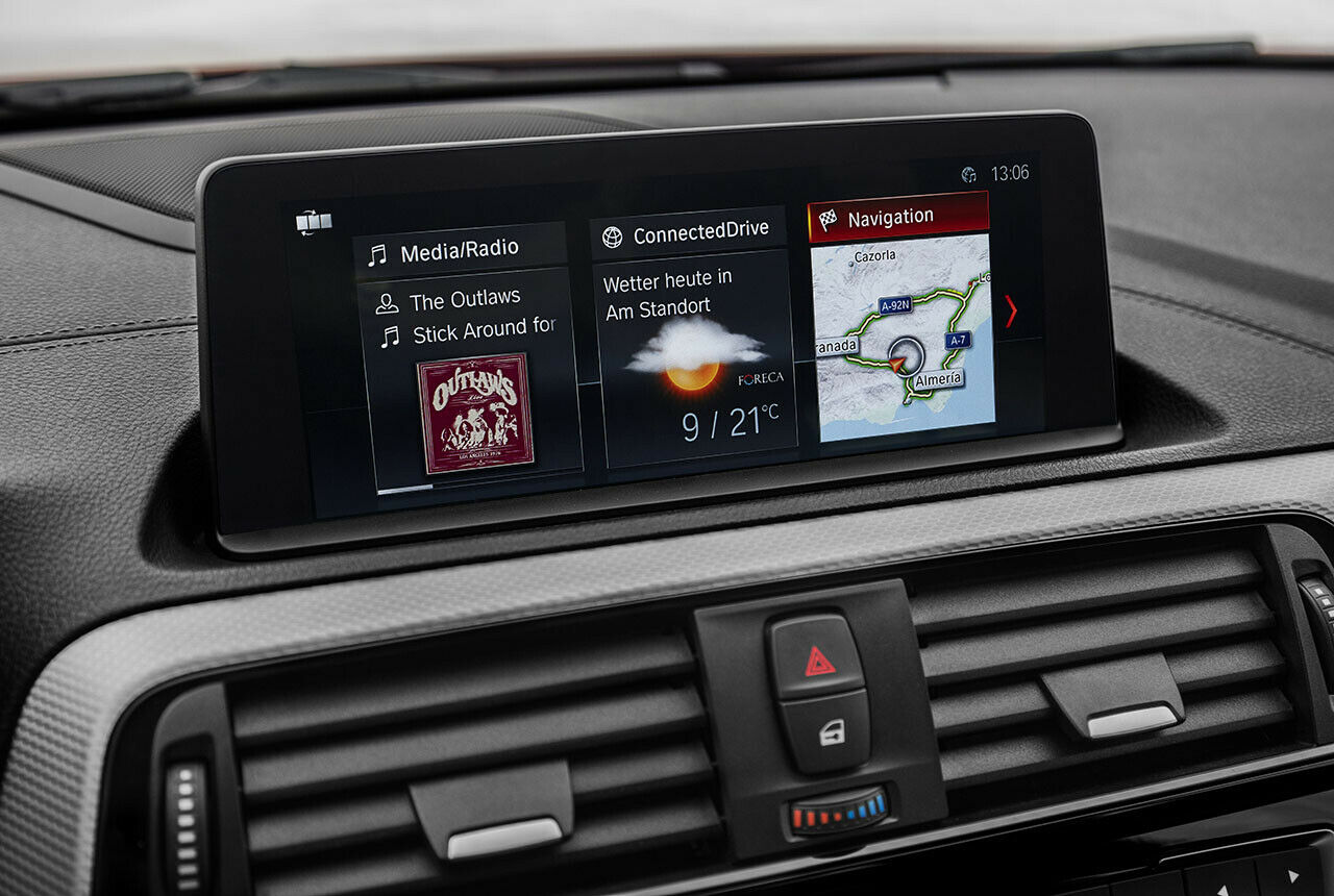 Das Infotainmentsystem verfügt über einen 8,8 Zoll großen Touchscreen mit Kacheloptik - wenn man das Navi Professional wählt