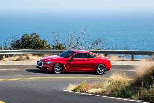 In schnellen Kurven fühlt der Infiniti Q60 sich richtig wohl. Oder auf langen Strecken, diverse Fahrmodi helfen der Vielseitigkeit