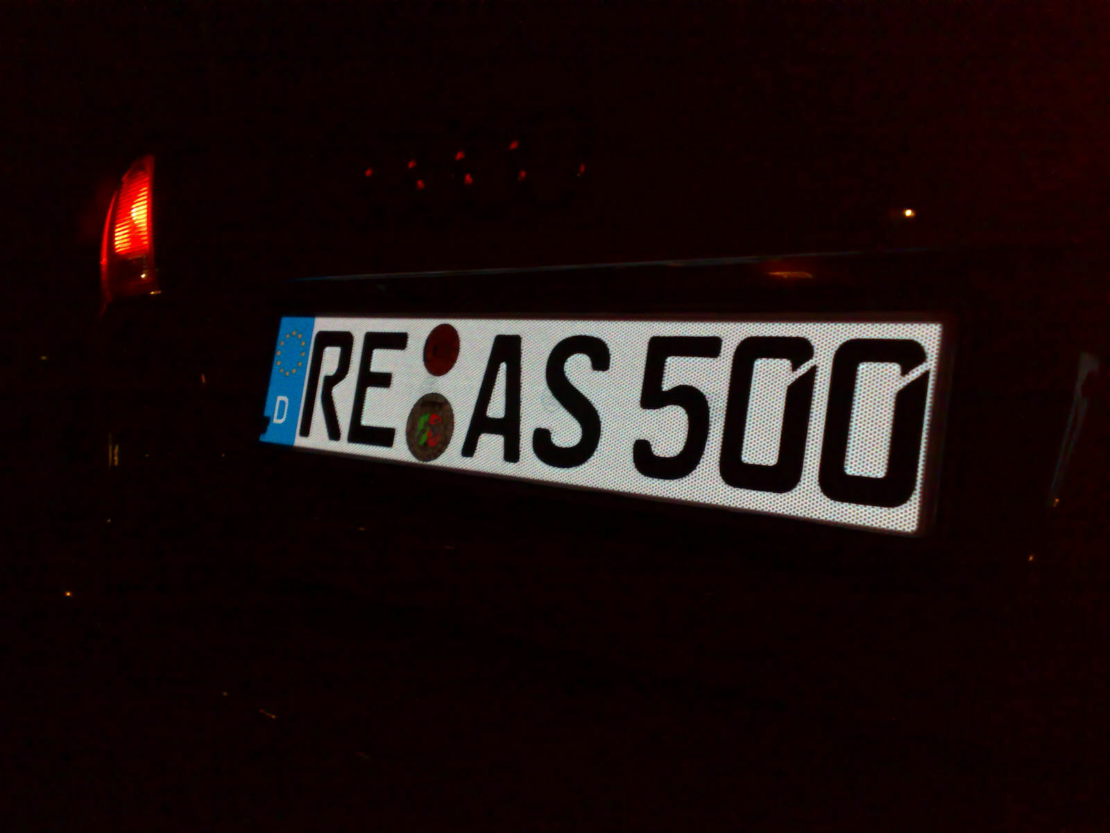 SELBSTLEUCHTENDES NUMMERNSCHILD EINBAU von G-elumic am A3 Sportback