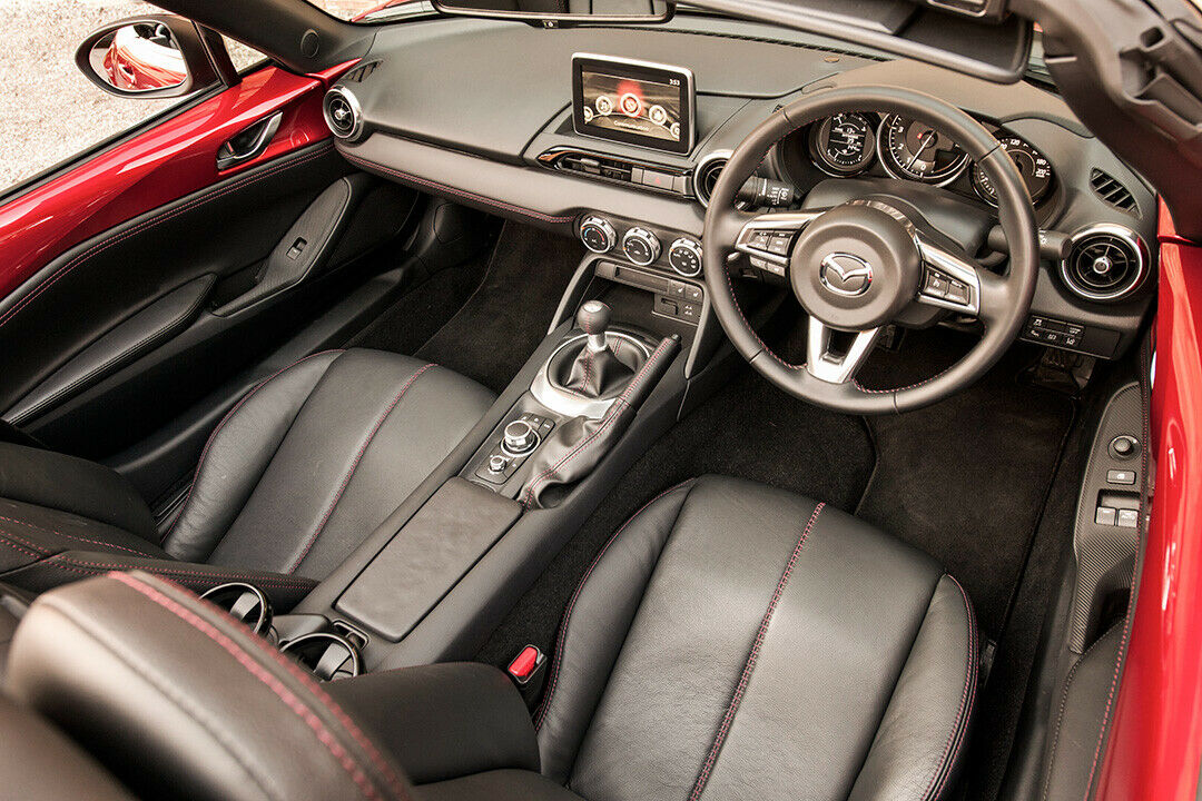 Die Sitze sind im neuen Mazda MX-5 weiter nach unten und weiter zur Mitte gerückt