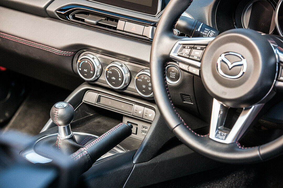 Im MX-5 ist kein Platz für ein Handschuhfach