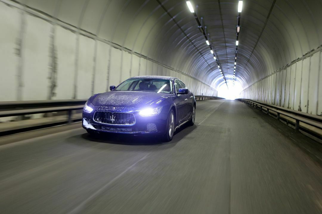 Mit dem Ghibli sprinten wir durchs Aostatal in Italien. Fahrwerk und Lenkung zeigen auch in engsten Kurven keine Schwäche