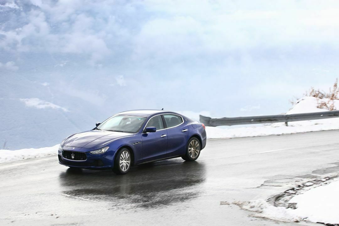 Ghibli und Quattroporte verfügen über eine elektronische Dämpferverstellung. Selbst im "straffen" Modus werden Bodenwellen gut geschluckt