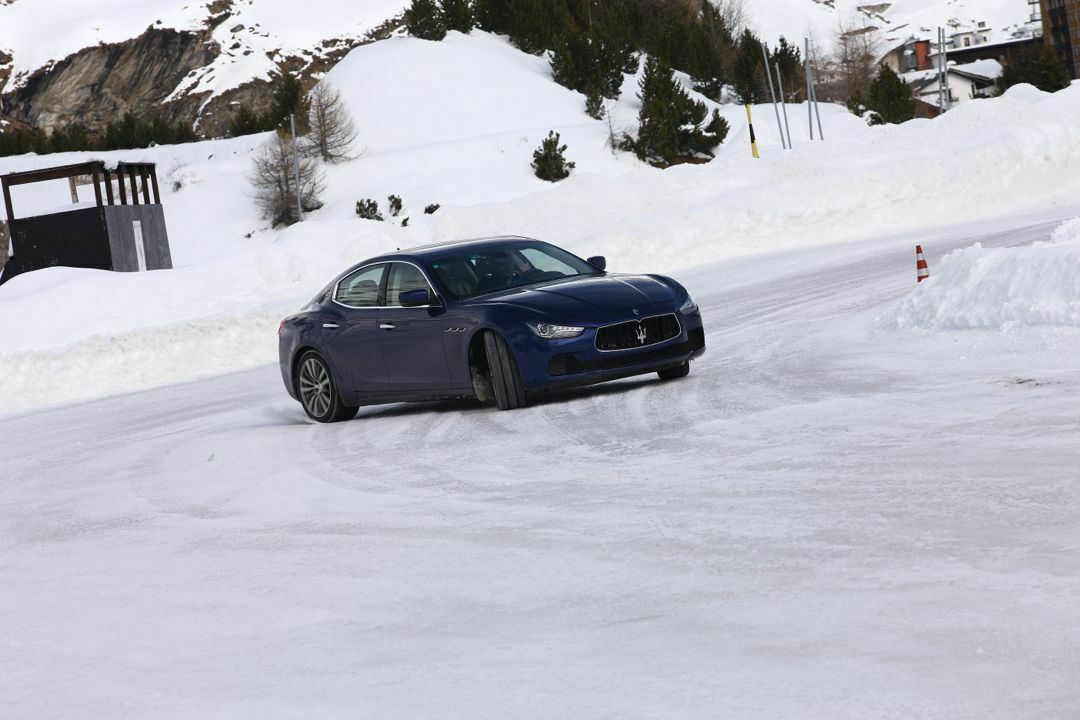 Die Hinterräder scharren im Schnee. Doch mit der Frontachse zieht sich der Ghibli wieder in seine Spur