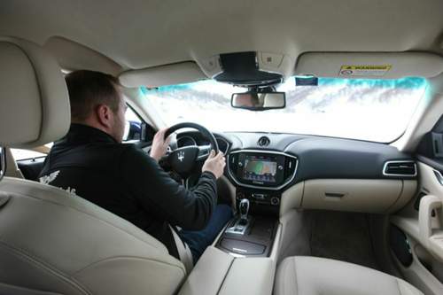 Mit vollem Körpereinsatz: MOTOR-TALK-Redakteur Philipp Monse testet den Maserati Ghibli auf einer Piste aus Eis und Schnee