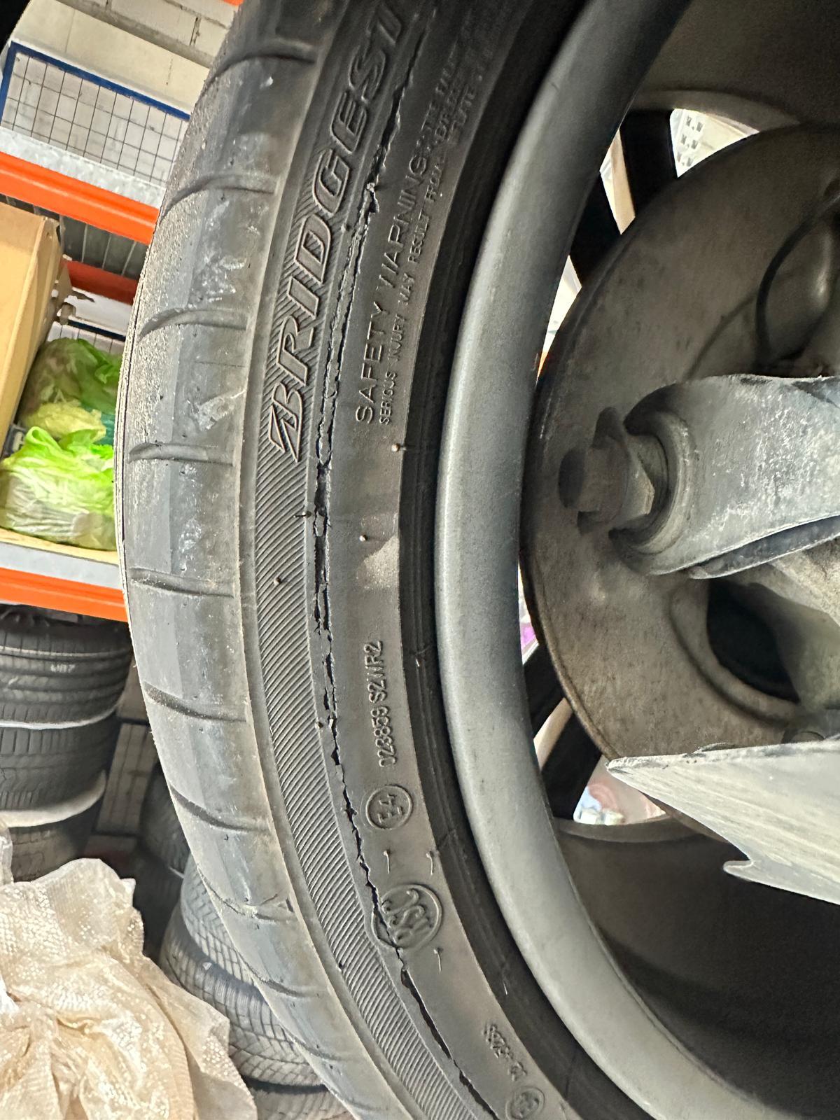 Seltsam, Reifenschaden am Bridgestone