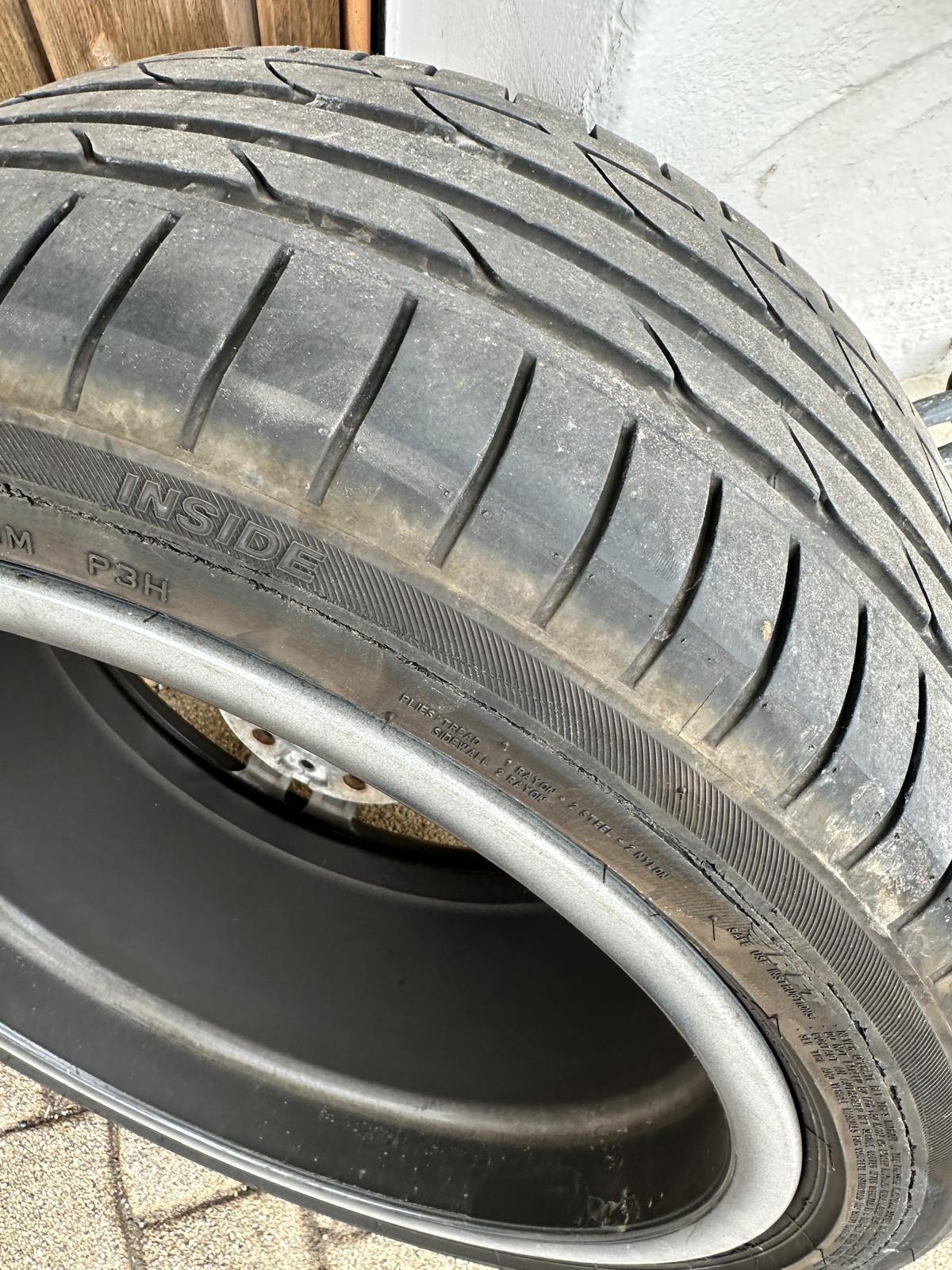 Seltsam, Reifenschaden am Bridgestone