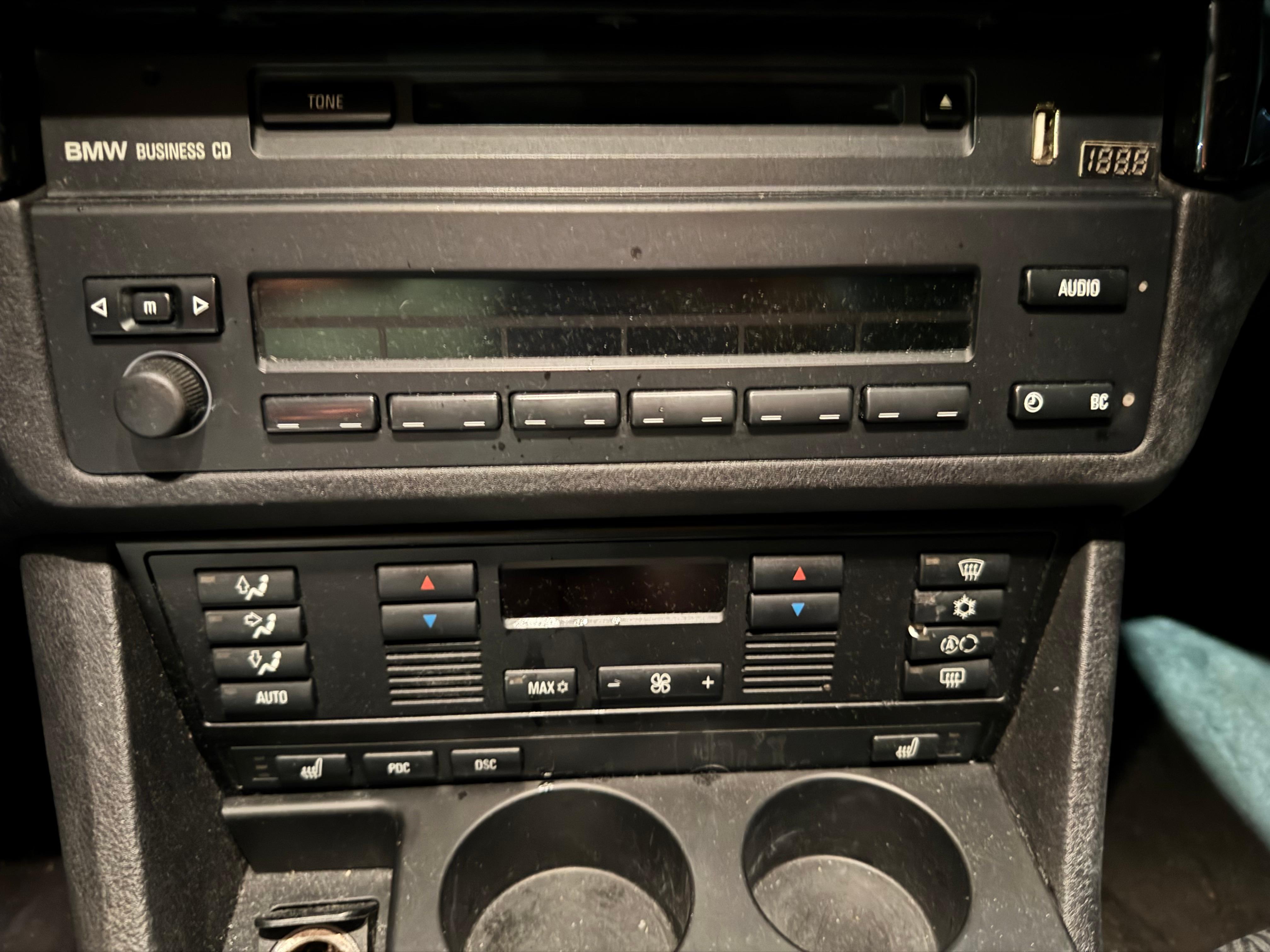 Seltsamer USB-Anschluss neben dem CD-Schacht
