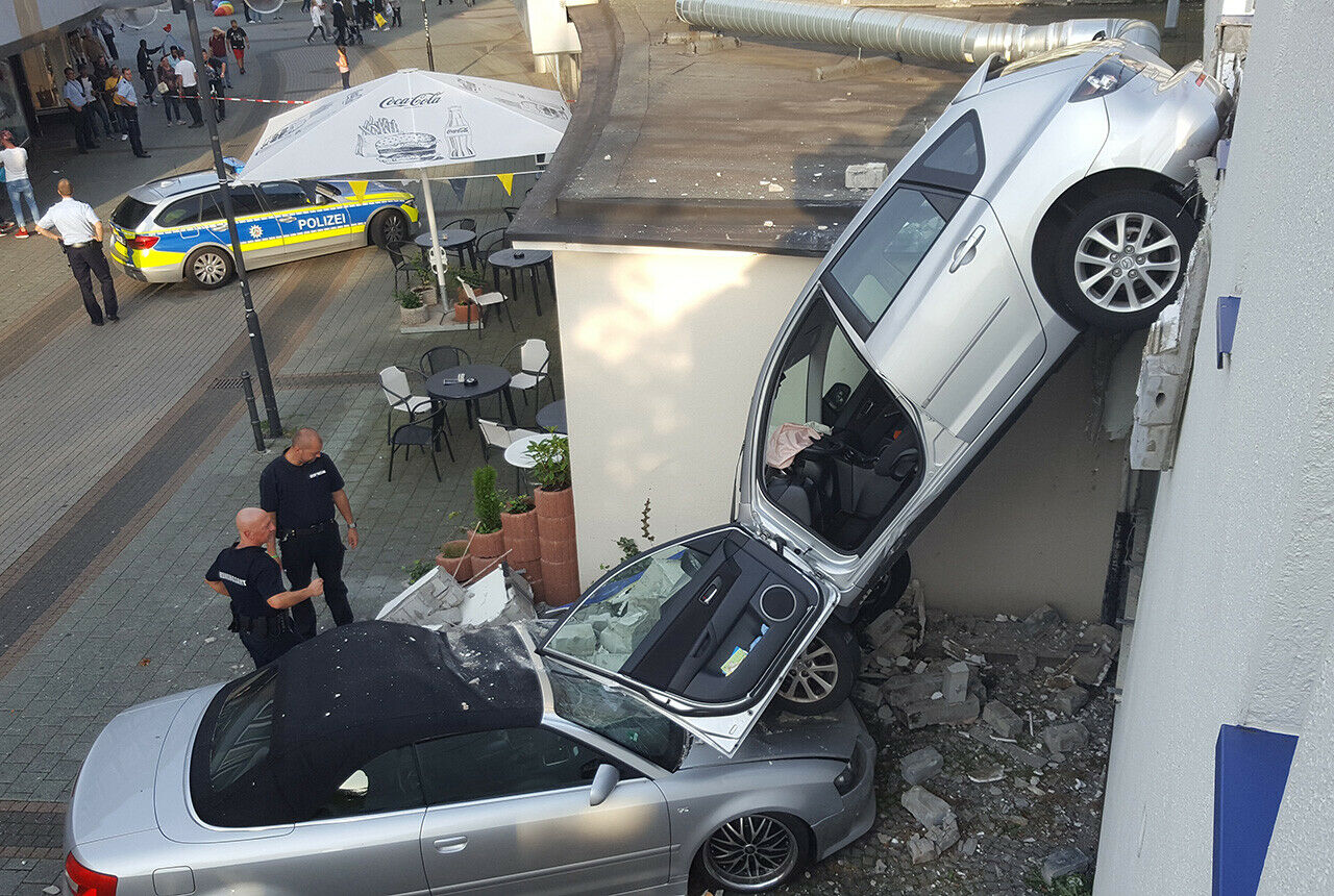 Unfall beim Ausparken: Eine 80-Jährige durchbrach die Wand eines Parkhauses und fiel auf ein darunter stehendes Auto