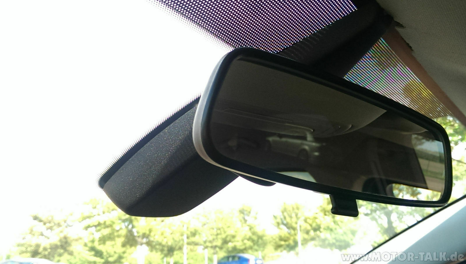Sensor Windchutzscheibe unter Rückspiegel.