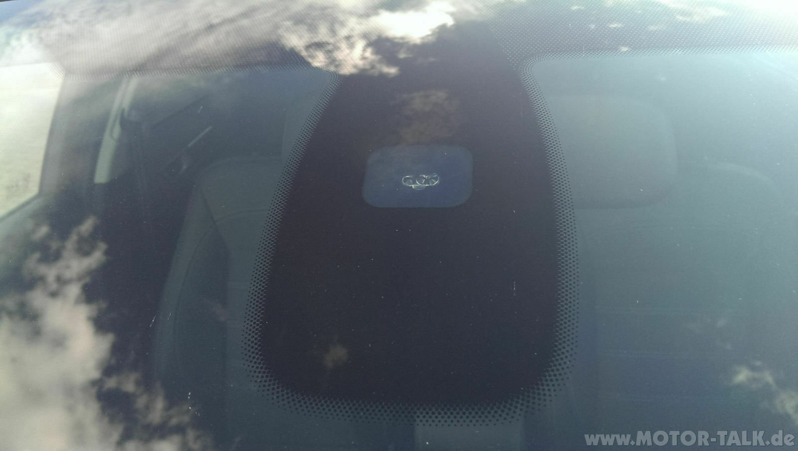 Sensor Windchutzscheibe unter Rückspiegel.