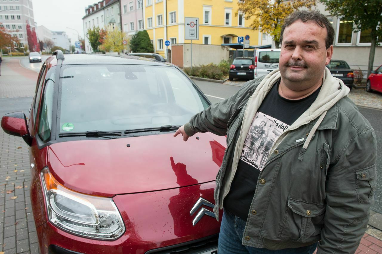 Kläger Rupert Beer mit seinem beschädigten Auto. Die Parteien schlossen einen Vergleich