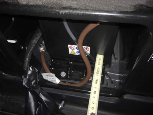 Aufbaubatterie Fahrerseite mit Masseanschlusspunkt an der Karosserie.jpg