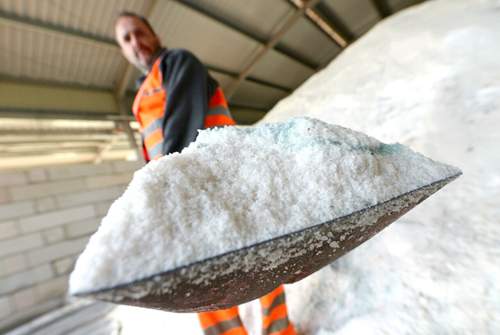 Eine Mischung aus Kochsalz (Natriumchlorid) und einer Wasser-Calciumchlorid-Lösung wird zum feuchten Streusalz für die Straßen