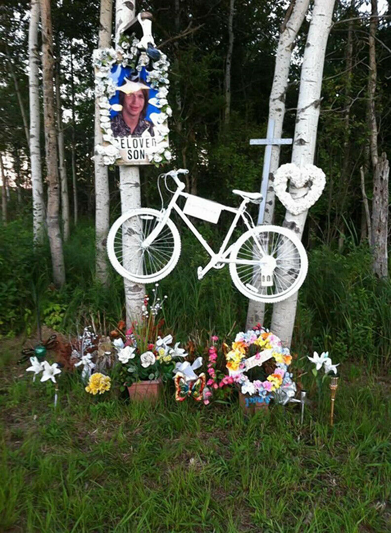 An der Unfallstelle erinnern ein Rad und Blumen an den verstorbenen Teenager