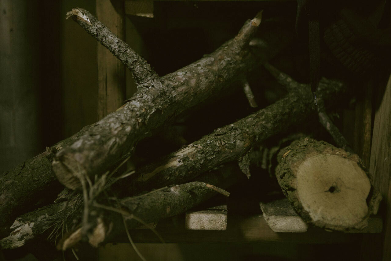 Der Ofen wird mit Holz betrieben