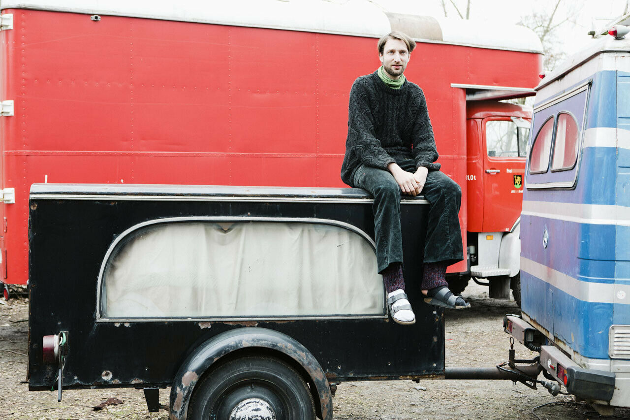 Da nicht alles in den Bus passt, hängt dahinter ein Beerdigungswagen - im Winter für Holz und Kohlen