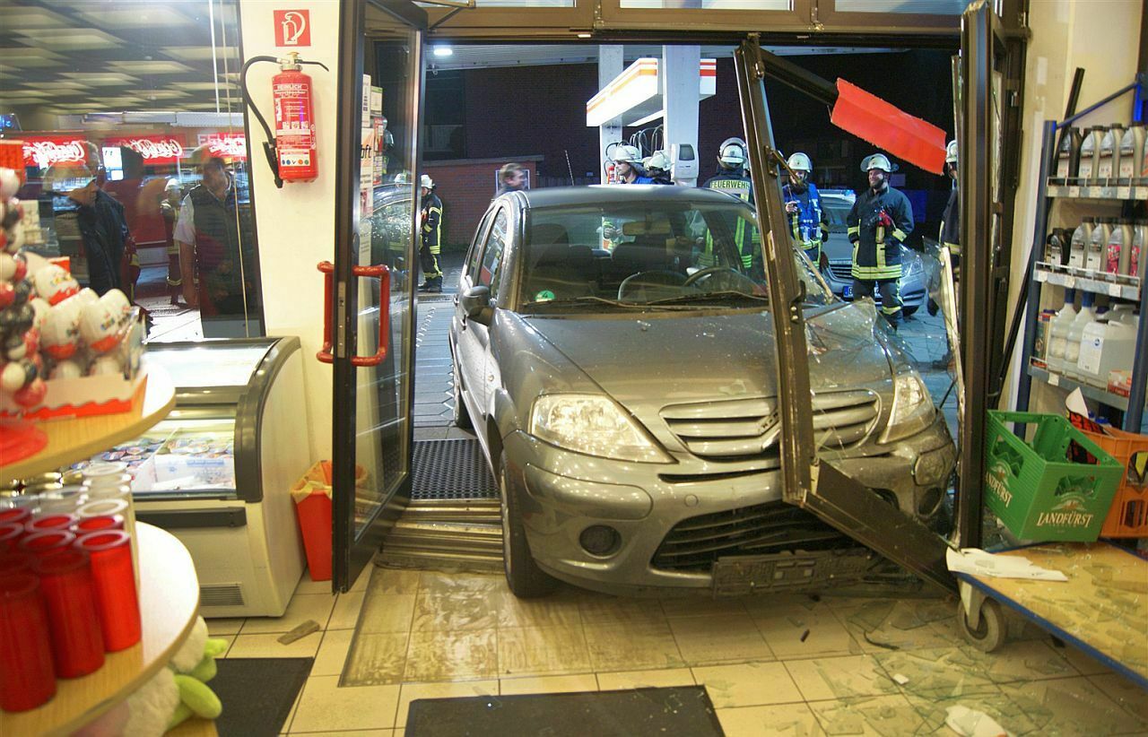 Ganz normal auf die Tankstelle eingebogen und dann nicht gebremst: Die Feuerwehr begutachtet den Schaden