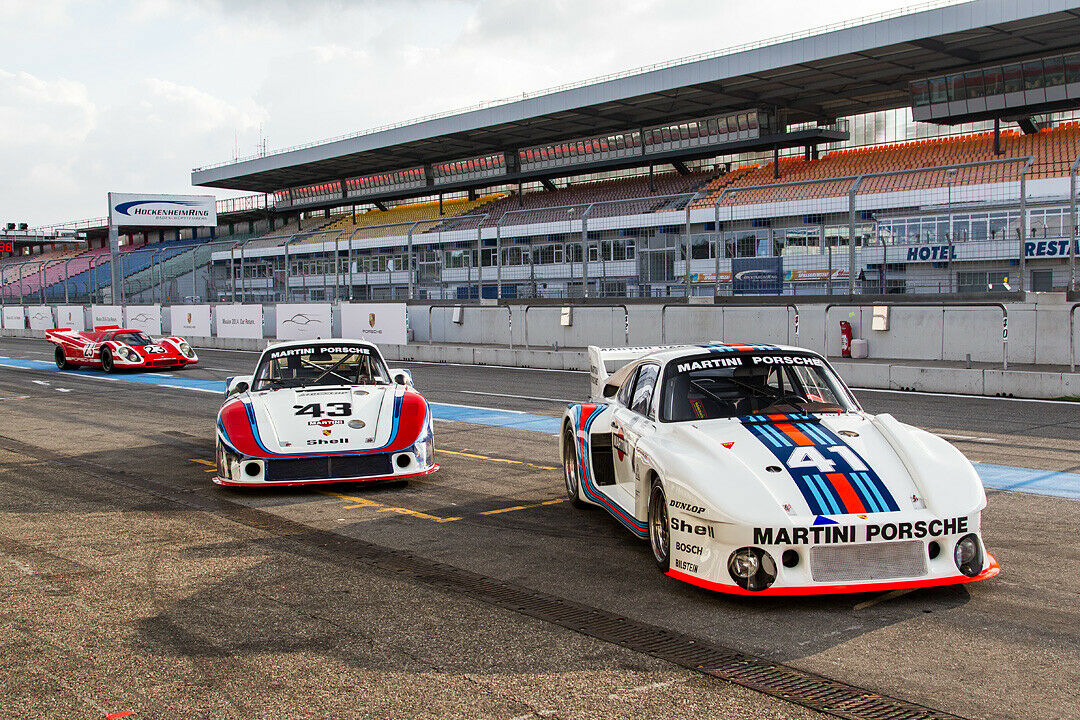 Klassiker unter sich: Die 935 von 1977 ("Baby") und 1978 ("Moby Dick"). Im Hintergrund ein 917