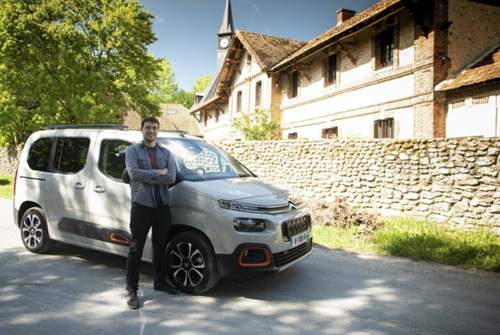 MOTOR-TALK-Redakteur Sven Förster mit der 4,40 Meter langen Variante des Citroën Berlingo. Daneben bietet Citroën eine 4,75 Meter lange XL-Variante