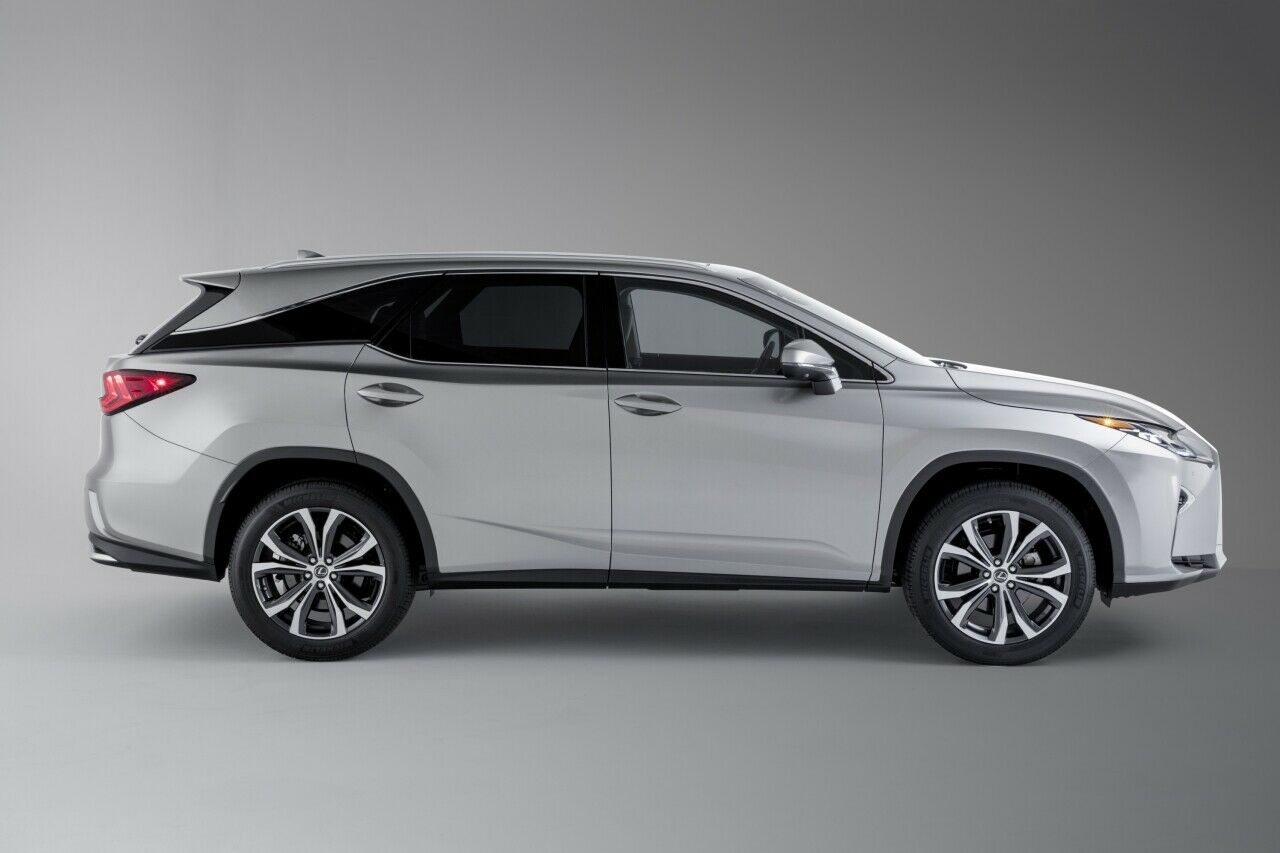Der Lexus RX misst als Siebensitzer rund fünf Meter. Gestreckt hat Lexus den hinteren Wagenteil um 11 Zentimeter