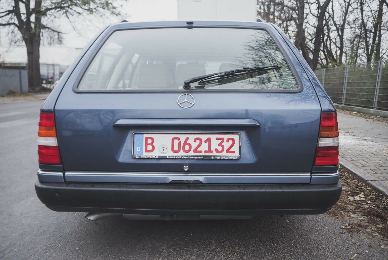Rostfreie Heckklappen wie hier findet man selten beim S124
