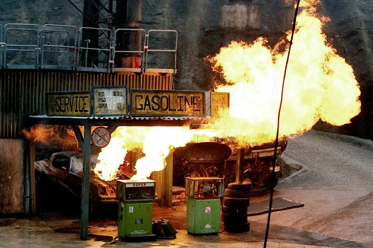 Wurde hier an der Tankstelle telefoniert? Nein, es handelt sich um einen Stunt im Filmpark Babelsberg. Überhaupt explodieren Autos in der Realität höchst selten