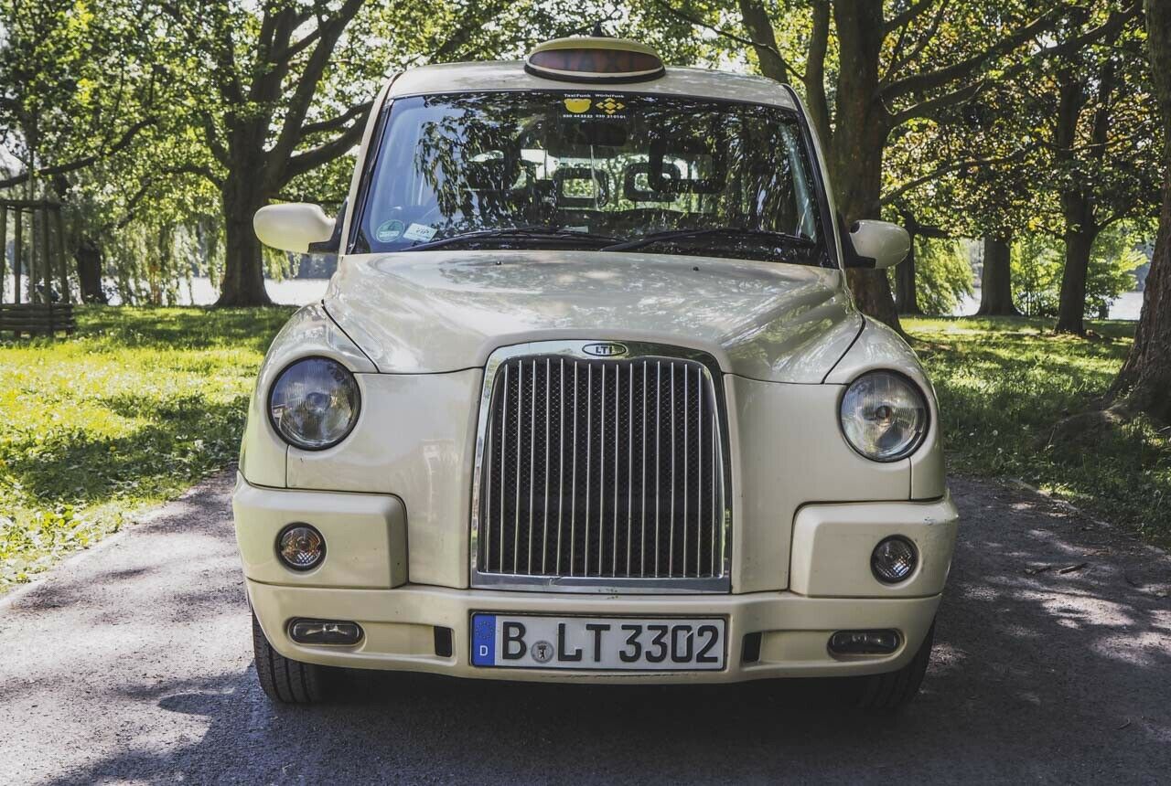 Mit dem Taxi nach Berlin: Wolfgang Slipek holte sein London Taxi 2007 persönlich am Werk in Coventry ab