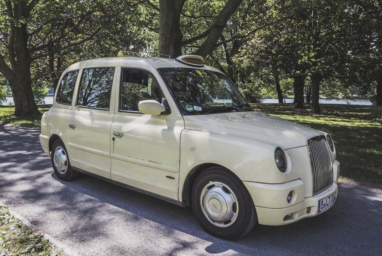 Mit knapp zwei Tonnen Leergewicht ist der TX4 ziemlich schwer. Am Blech haben die Briten offenbar nicht gespart