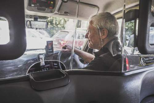 Wegen der Trennwand kommuniziert Taxifahrer Slipek per Mikrofon und Lautsprecher mit seinen Fahrgästen