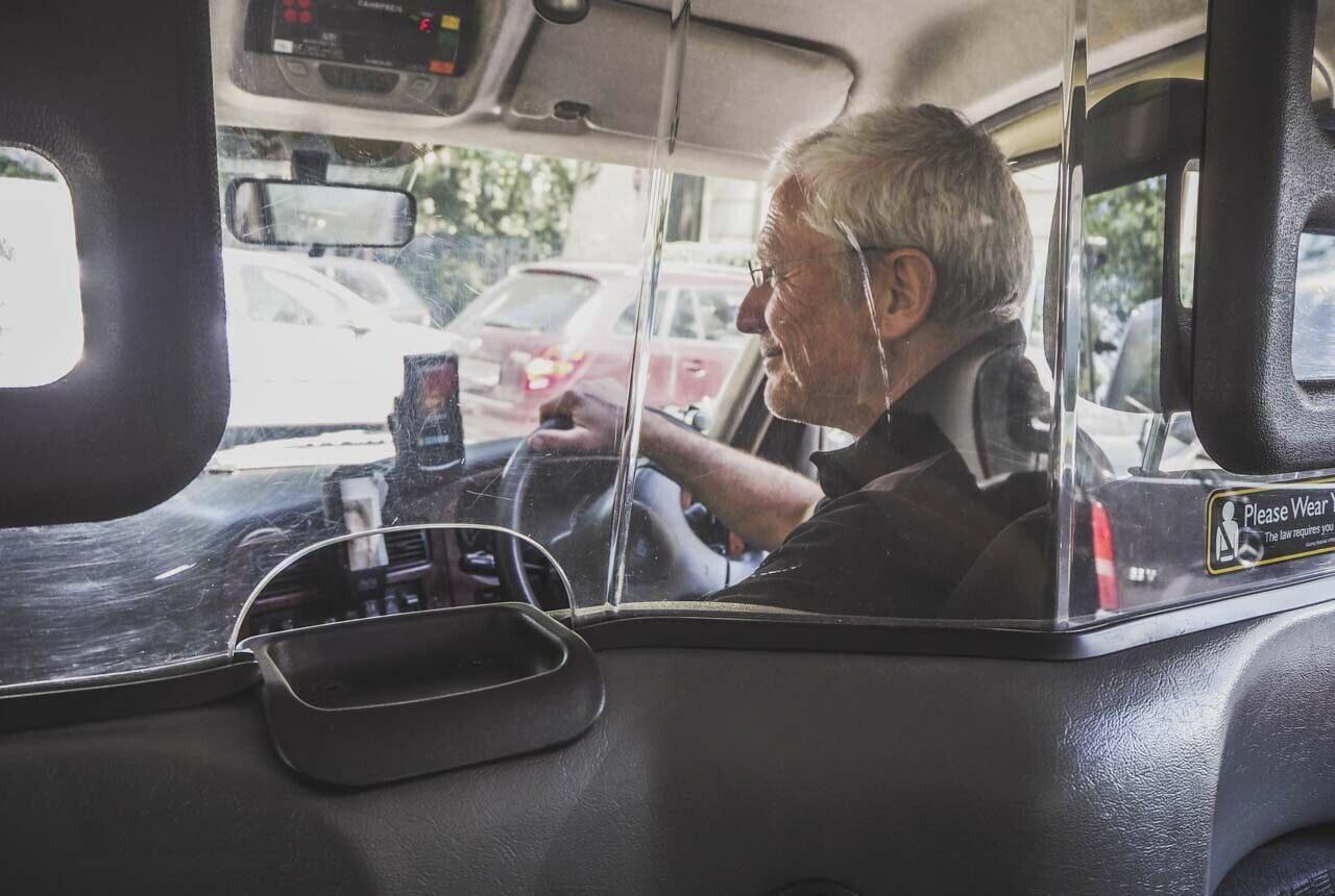 Wegen der Trennwand kommuniziert Taxifahrer Slipek per Mikrofon und Lautsprecher mit seinen Fahrgästen