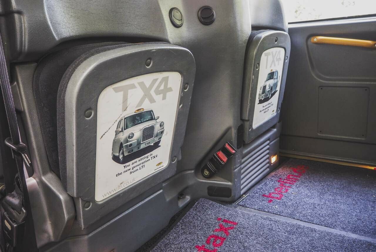 Bei mehr als drei Passagieren kommen die Klappsitze zum Einsatz