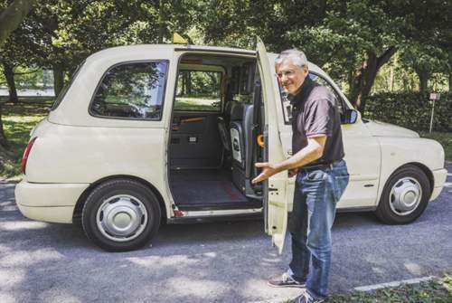 Darf ich bitten: In seinem Taxi würden praktisch alle Fahrgäste zu freundlichen Menschen, sagt Wolfgang Slipek