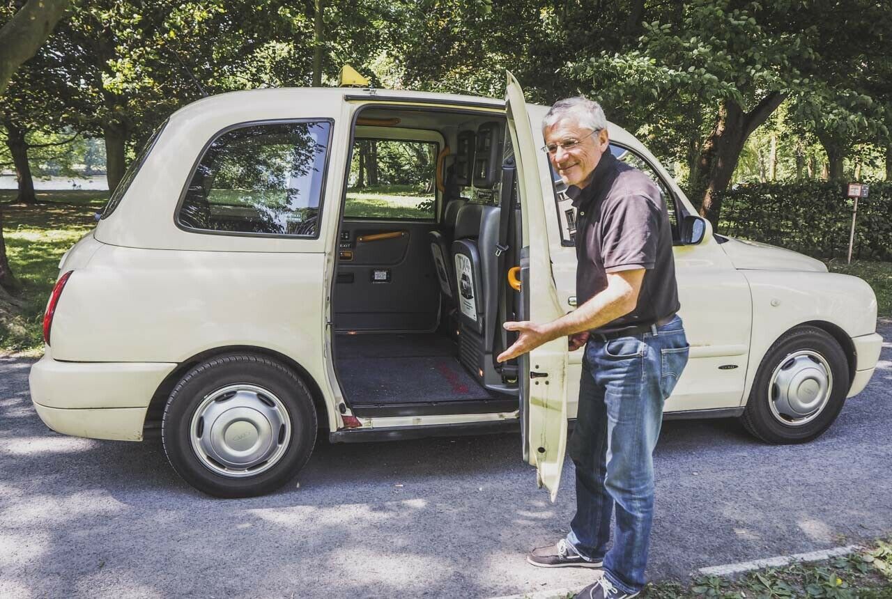 Darf ich bitten: In seinem Taxi würden praktisch alle Fahrgäste zu freundlichen Menschen, sagt Wolfgang Slipek