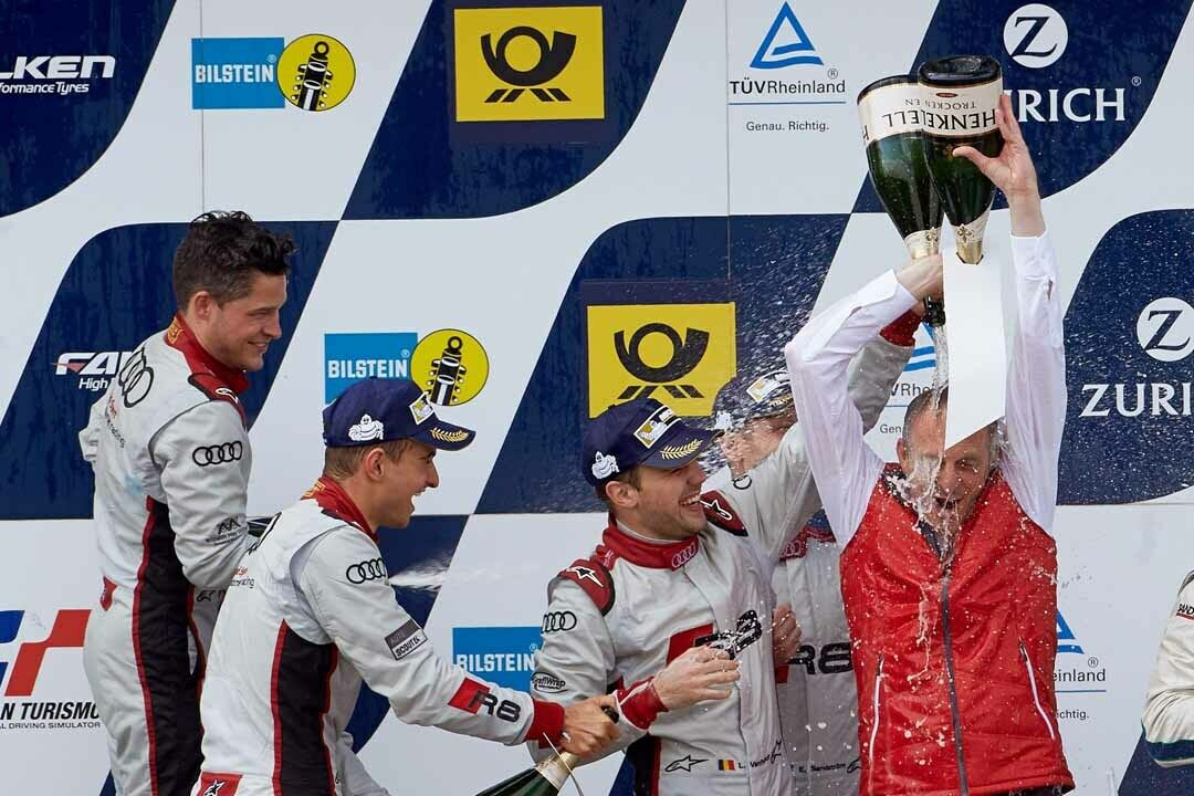 Sektdusche für das Siegerteam: Nach 24 Stunden gewannen Edward Sandström, Christopher Mies, Nico Müller und Laurens Vanthoor auf Audi in der Eifel