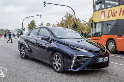 In Hamburg wurde uns der Mirai vollgetankt übergeben - die Reichweitenanzeige stand bei rund 320 Kilometern