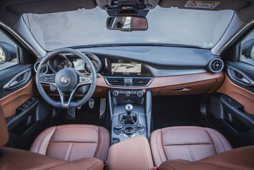 Schick und einfach: Das Cockpit der Giulia ist klar aufgeteilt, wir fanden das sehr angenehm