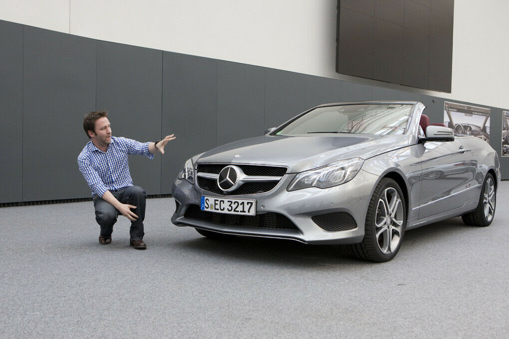 An einem E-Klasse Cabrio erklärt Fetherston das neue Gesicht