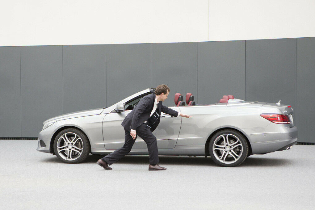 Mercedes-Designer Klaus Frenzel, ein E-Klasse Cabrio und der künstliche Horizont in Sindelfingen