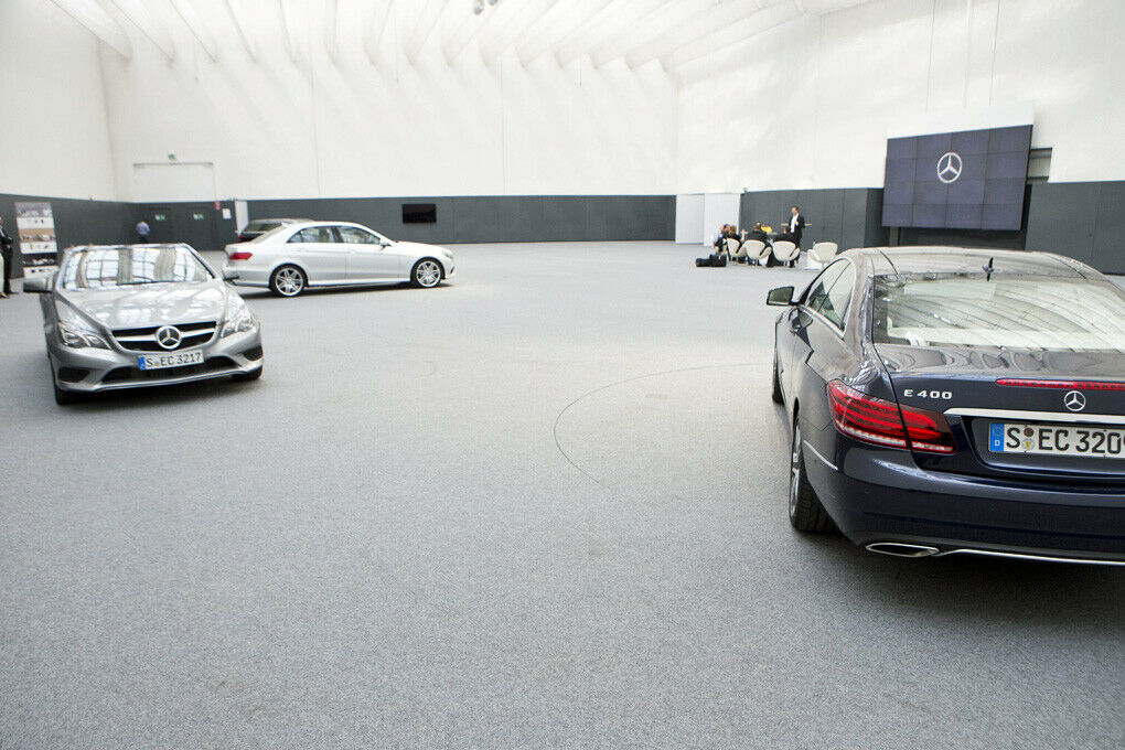 Die neue Mercedes E-Klasse in der Sindelfinger Präsentationshalle